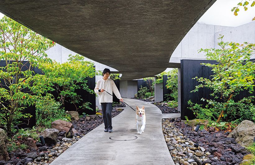 館内はリードを着用すれば愛犬と自由に行き来でき、自動ドアには犬の飛び出し防止のためのロックを設置。