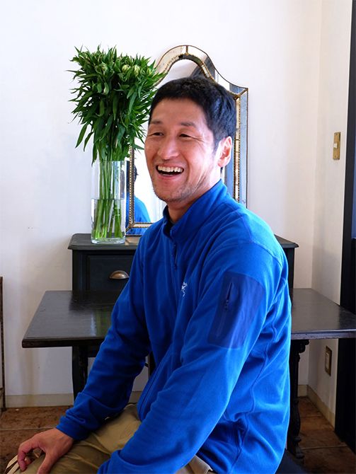 「信州片桐花卉園」の片桐鏡仁(あきひと)さん。広島の私の店にご来店くださり、この時に「花屋会議カップ」の企画を相談しました。市場にもよく足を運び、花屋と密接に情報交換してくださるので、いま、花屋がどんな花を欲しがっているのかなど、花屋の好みやニーズをよく把握してくださっています。花屋にとってはとてもありがたい花農家さんです。