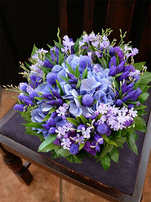 沖縄から名古屋のお友達へ、誕生日の贈り花を承りました。ブルーがお好きと伺い、「信州片桐花卉園」のラペイロージア、アジサイ‘アンティークブルー’、染めのセンニチコウと真夏のブルーを集めてアレンジに。ほかにスターチス、ダスティーミラーなどを使用。一目みただけで、クールな気分になれる贈り花です。