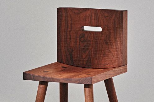 TSUKI CHAIR　無垢材の魅力を最大限に引き出した椅子