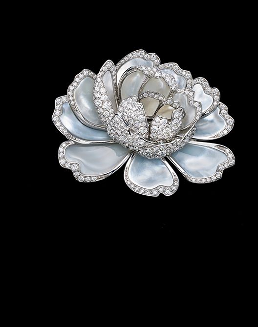 隠された贅沢を楽しむまるで芸術品のようなブローチ