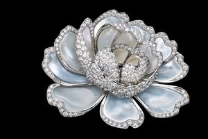 【ギメル】隠された贅沢を楽しむまるで芸術品のようなブローチ