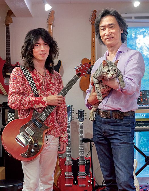 音楽ルームにて。お二人によると、何かを狙うようなこのポーズが「一番ナユタらしい」そう。