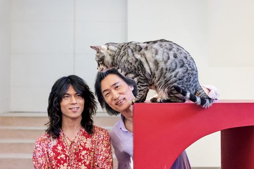 猫のいる暮らし　東儀秀樹さん・東儀典親さんと猫 ナユタくん　「自由な猫と、いつも本気で遊んでいます」