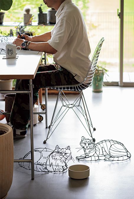 足もとでまどろむ猫のオブジェもキュートな逸品。