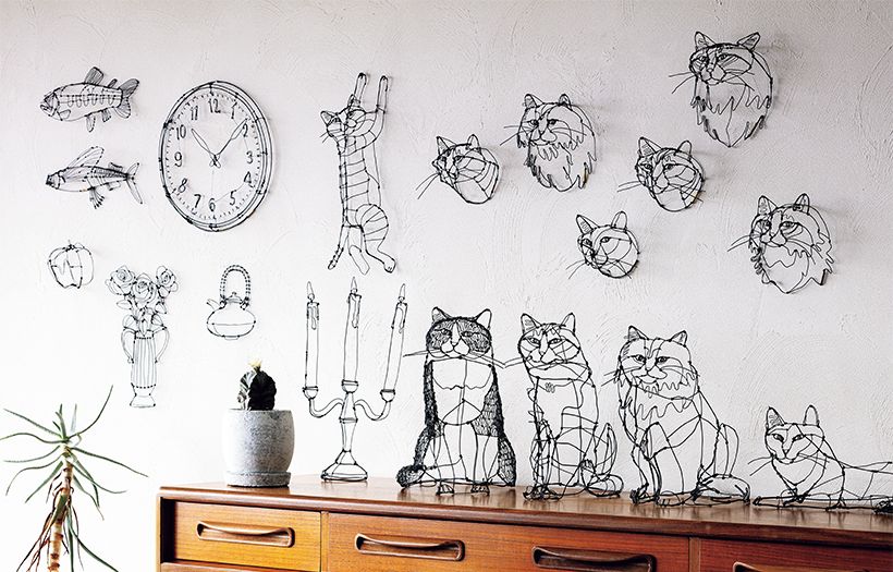 猫を中心にさまざまなワイヤー作品が並ぶ圧巻のアトリエ。どの作品も虫ピン一つで壁に掛けられるほど軽く、置き場所は自由に変えられる。