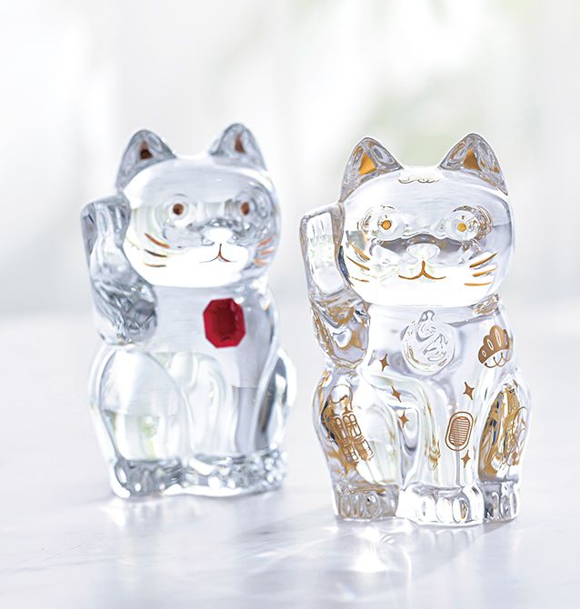 右から・「まねき猫 宝尽くし」（幅6.2×高さ10.3センチ）13万2000円　「まねき猫 レッドオクトゴン」（幅6.2×高さ10.3センチ）7万7000円／ともにバカラ（バカラショップ 丸の内）