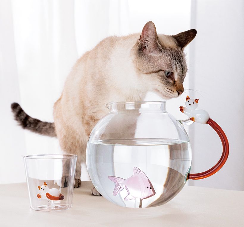 右から・「まねき猫 宝尽くし」（幅6.2×高さ10.3センチ）13万2000円　「まねき猫 レッドオクトゴン」（幅6.2×高さ10.3センチ）7万7000円／ともにバカラ（バカラショップ 丸の内）