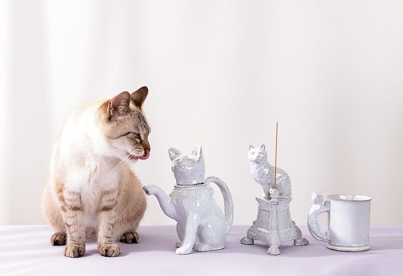 右から・「Setsuko Catカップ」（幅11.8×奥行き8×高さ11センチ）3万6080円　「CatMonument インセンスホルダー」（幅13×奥行き10.5×高さ19.3センチ）5万3900円　「Setsuko Cat スモールティーポット」（幅19×奥行き9×高さ19センチ）10万1310円／すべてアスティエ・ド・ヴィラット フラッグシップストア