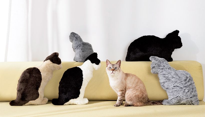 「Fabrico Neko」シリーズ 上右から・おすわり〈ブラック〉（幅45×奥行き10×高さ37センチ）1万1550円　ドアストッパー（幅18×奥行き12×高さ26センチ）1万3200円　下右から・〈ソルト＆ペッパー〉（幅23×奥行き10×高さ37センチ）1万1550円　フィロソフィー〈ブラック×ホワイト〉、〈グレー×アイボリー〉（幅23×奥行き10×高さ37センチ）各1万4300円／すべてFabrico