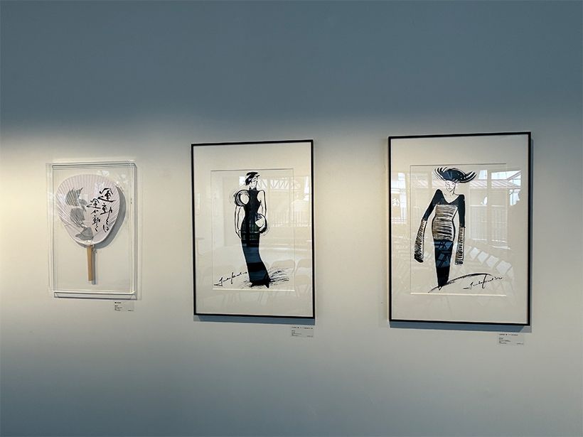 2階展示されたモード画とうちわ絵。