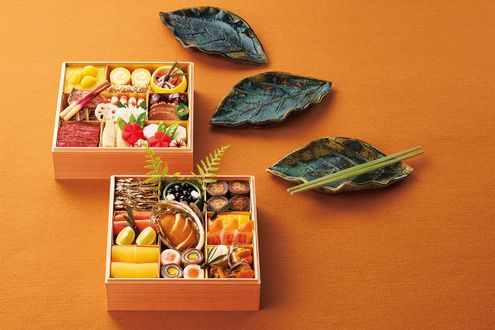 北大路魯山ゆかりのおせちと特別な葉皿で晴れやかに新年を寿ぐ。「八勝館×家庭画報　北大路魯山人　特選二段重（魯山人写しの葉皿5枚組付き）」