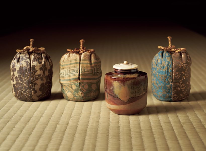 茶入「高取 下面」と仕覆。「有名な茶入には複数の仕覆が付随することがあります」と若宗匠。仕覆は右雲生寺（からうんしょうじ）裂と珠光緞子（じゅこうどんす）の縫い合わせ、紹巴（しょうは）、黄緞（おうどん）。