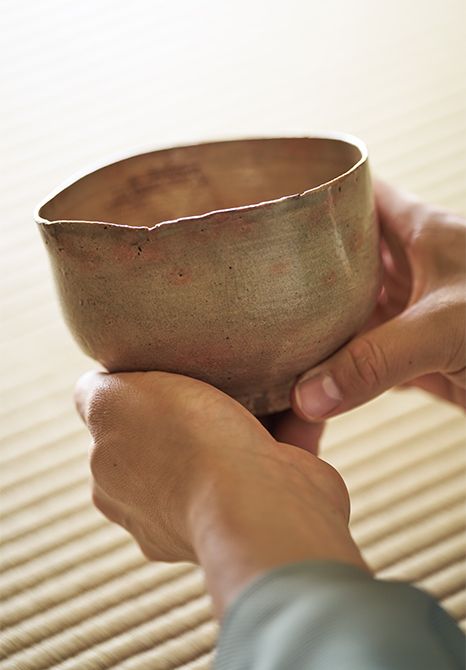 飲み口の4つの角の一つが薄いために歪んだ「ひづみ高麗」。茶入と茶碗はともに「遠州蔵帳」所載の名品。