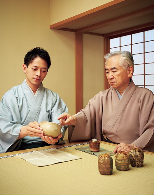 茶碗「ひづみ高麗」と茶入「高取 下面」を前に、若宗匠に見どころを語る宗実家元。「茶碗は口が1か所だけ薄くなっているでしょう」と、ひづみ高麗の特徴を指し示す。宗家に伝わる名物を手に取って学ぶことも、若宗匠の大切な修業の一つ。