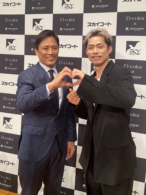 同じく囲み取材のフォトセッションにて。カメラマンのリクエストに応えてハートのポーズを。