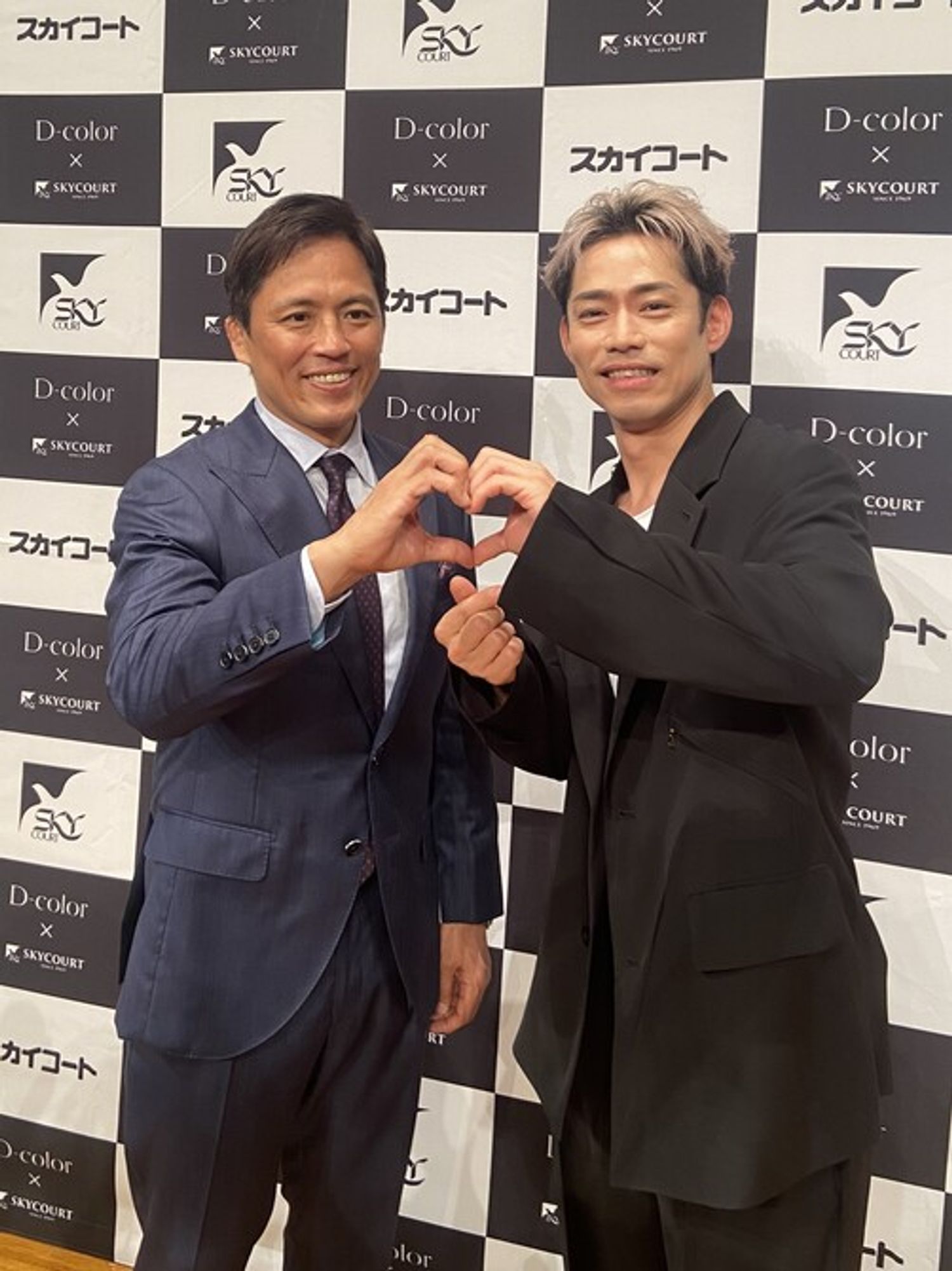 同じく囲み取材のフォトセッションにて。カメラマンのリクエストに応えてハートのポーズを。撮影／家庭画報編集部