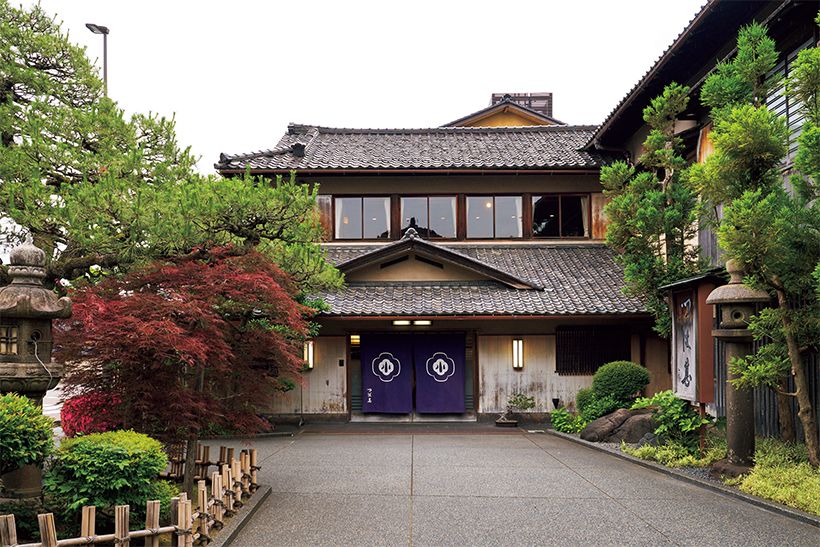 加賀藩主・前田家のお抱え鍔師であった鍔家。3代目甚兵衛が今から約350年前に料理屋を営んだことが始まり。