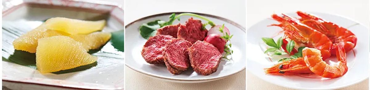 右・壱の重「海老旨煮」お重が華やぐ大ぶりな海老。ぷりっと身が引き締まって歯応えもよく、風味豊かな旨煮です。中央・弐の重「松阪牛ローストビーフ」大切に育てた松阪牛を使用。ロゼ色が美しい絶妙な火入れで、肉本来のうまみを引き出しました。左・参の重「数の子紹興酒漬」おせちの定番数の子は、紹興酒漬けにして中華風に。新鮮な味わいに、祝いのお酒も進みます。