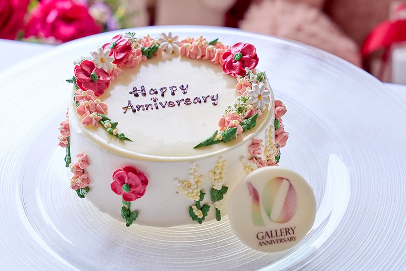 ケーキは予約時に伝えれば希望のメッセージを入れられる。10周年記念のプレートを添えて。