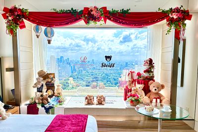 祝福ムードたっぷりの室内デコレーション。窓枠の飾りは、眼下に広がる東京の景色を絵画のように美しく見せるデザインにもなっている。