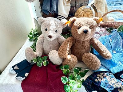 手前の2体は“パパ・ママ”。ママの近くにある靴下はきれいにそろっているが、後ろにある靴下は子どもが準備したのかちょっぴり乱雑に置かれているなど、ストーリーが想像できるような心憎い演出が。ぜひ客室で確かめて。