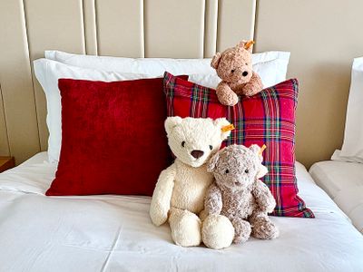 テディベアたちとベッドで一緒にくつろぎの時間を過ごせる。ピローからのぞくポーズがなんとも愛らしい。