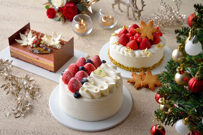 「ホテル椿山荘東京」のクリスマスケーキは3種類。手前から時計回りに「極 ガトー・オー・フレーズ」、「ノエル ショコラ」、「プレミアムダブルチーズケーキ」。