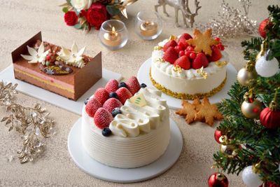 「ホテル椿山荘東京」のクリスマスケーキは3種類。手前から時計回りに「極 ガトー・オー・フレーズ」、「ノエル ショコラ」、「プレミアムダブルチーズケーキ」。