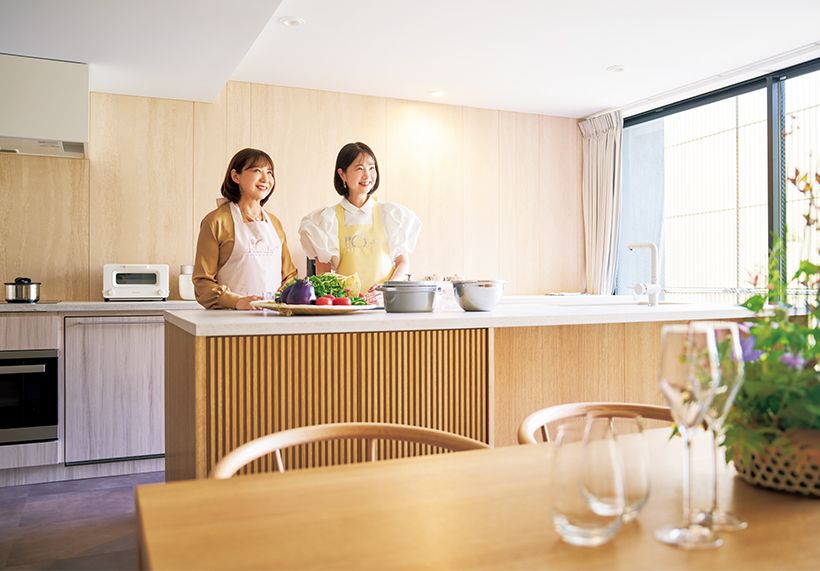 3階のキッチン＆ダイニング「炎ころ」でランチのメニューを練る宮澤さん（右）と石田さん。持ち寄りのパーティから合宿気分の料理教室、デリバリーやケータリングでの利用と使い勝手はいろいろ。