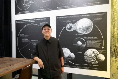 「元々、東京スカパラダイスオーケストラが大好きでライブに足を運び、パワーをもらっていた」と語る、展覧会のキュレーションとリサーチを務めた島影圭佑さん。GAMOさんと谷中さんの言葉からインスピレーションを得て「生命体としての東京スカパラダイスオーケストラ」を可視化することに挑戦。37年間、再生と変化、進化を続けるバンドのありようを図像化したほか、メンバー全員へのインタビューで島影さんの心が動いた8人の言葉をピックアップ。テキスト化し、空間に配置した。