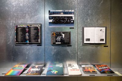 2階奥のコーナーに展示されている、1998年〜2003年まで東京スカパラダイスオーケストラが企画・編集したマガジンは一見の価値あり。メンバーたちへのインタビューはもちろん、彼らが注目しているバンドの紹介、文化人によるグループ評など、今読んでも充実の内容。デビュー前後に大型バス1台で各地を巡っていた東京スカパラダイスオーケストラ。ストリートでスカを演奏して、現場をハッピーにしていた。現在の活動原点ともいえる写真も展示されている。