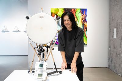 「破壊と修復」をテーマに、手法や素材によってシリーズに分類、制作している彫刻家の大野修さん。身の回りの既製品や廃材を用いて、ブリコラージュの手法で制作された白い立体のChunkシリーズが代表作で、今回は4点の新作を展示。また、スカパラメンバーが実際に使ったスティック、スネアのヘッドや楽器スタンドなどを用いた〈Synthesizer #2601〉も制作。作品に搭載された約20個の振動センサーとオシロスコープが、会場の音にどんな反応を示すのかも興味深い。