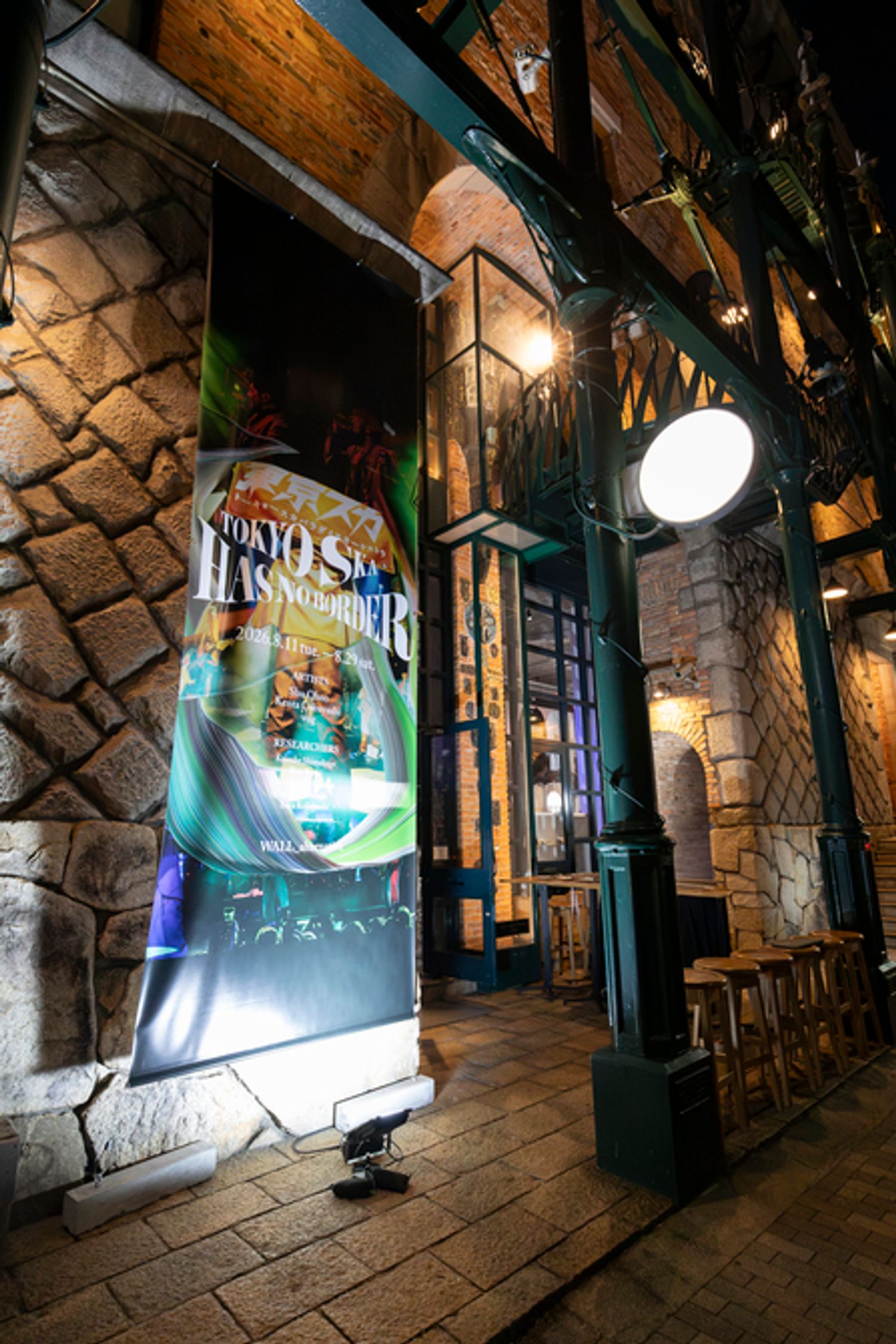 東京・西麻布の「WALL_alternative」にて開催中の、東京スカパラダイスオーケストラのデビュー37周年を記念した展覧会「TOKYO SKA HAS NO BORDER」。会期は2026年8月11日から8月29日まで。会場入り口には現代アーティスト・小林健太さんの作品を使用したターポリンが。