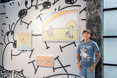 ペインティングをメインに表現活動をするvugさん。壁画を含め、本展のために制作した計4点は、vugさんが日頃から考えて表現している「Love」、そして平和、対話をコンセプトに描かれている。左の作品は、「地球上に存在する戦争、正義、宗教など多様な対立を描きつつ、最終的には愛。神の元ですべては一つ」という信念を表現。右上は、アメリカのコミック「ジギー」（トム・ウィルソンが作者）へのオマージュとして制作した作品。
