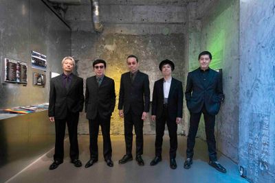 右から、谷中 敦さん、NARGOさん、川上つよしさん、GAMOさん、大森はじめさん。ほか、沖 祐市さん、加藤隆志さん、茂木欣一さんを加えた計8人が、現在の東京スカパラダイスオーケストラの構成メンバー。ジャマイカ生まれのスカという音楽をベースに、“トーキョースカ”と称してパフォーマンスを行う。デビュー以来、世界32ヵ国で公演実績あり。インストゥルメンタルバンドとして確立しつつ、ゲストボーカルを迎えたりバンドとコラボしたりするなど、多角的に音楽を楽しんでいる。