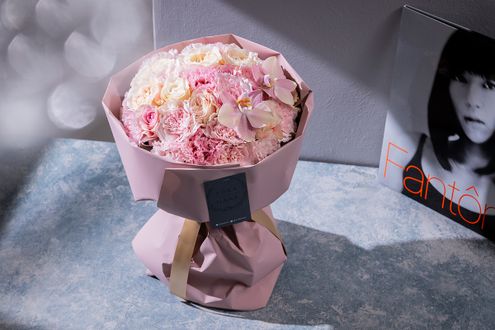 【名曲の花束】第1回 宇多田ヒカル『花束を君に』　淡いピンクの花々を重ねて描く“涙色”のブーケ