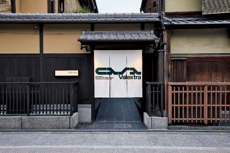 京都・祇園の芸妓や舞妓が暮らしたというお茶屋建築を改装し、2023年にオープンした「カーサ ヴァレクストラ」。京都とミラノ、2つの古都の美意識が融合 した、世界で唯一無二の空間が広がる。