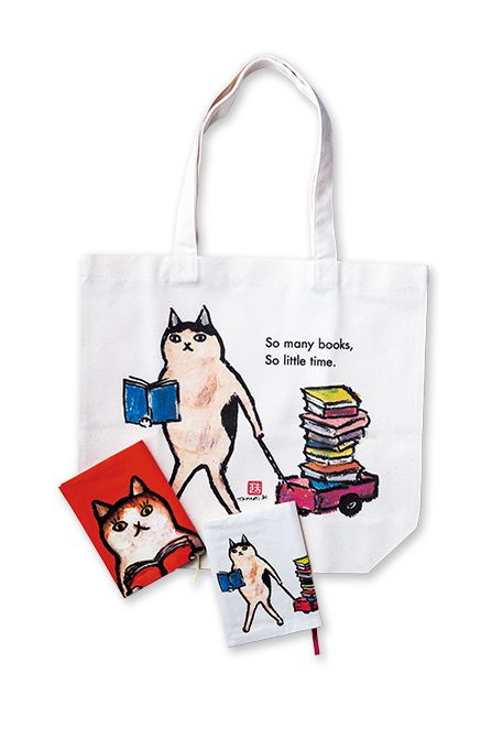 トートバッグ（3000円）やブックカバー（各2200円）など、店のオリジナルグッズは猫好きへの贈り物にも。