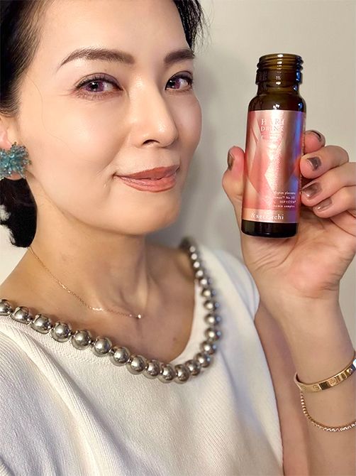 輝くような美肌の持ち主であるまゆみさん。日々口にするものは質や安全性を考慮して選び、内側から美と健康を育むよう心がけている。