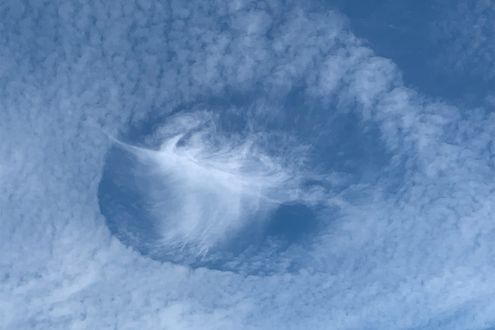ぽっかり穴のあいた空「穴あき雲」とは？ どんな時に出合えるのでしょう