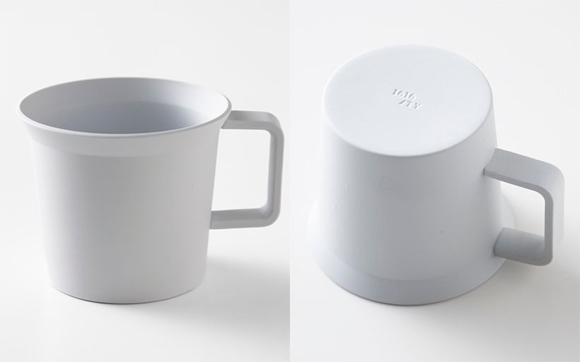 「TY コーヒーカップ ハンドル グレイ」。ハンドルは、どんな指でも持ちやすい細身に作られている。底面には「1616 /TY」の刻印が。