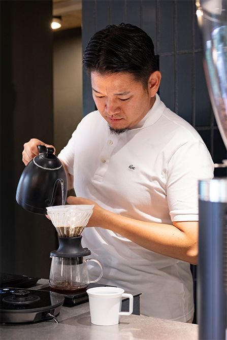 オーダーを受けてから豆を挽き、ハンドドリップでコーヒーを丁寧に淹れる小西修平さん。KAIKOU COFFEE 東京都港区高輪1-20-2　営業時間：8時～18時　定休日：年末年始