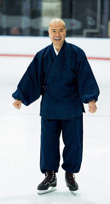 小学校以来のスケートに挑戦してくださった大阿闍梨。作務衣に着替えて氷の感触を確かめたらヘルメットと手袋を装着。