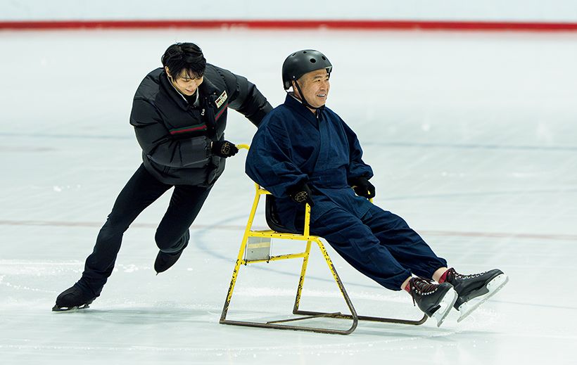 大阿闍梨を椅子に乗せ、ハイスピードでくるくる回っていた羽生さん。「『大丈夫ですか？』と優しく聞かれた時、王子様だと思いました（笑）」と大阿闍梨。