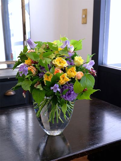 ‘スウェーディッシュベルズ’を使ったお誕生祝いのブーケです。ここでも淡い青紫の引き立て役に黄色とオレンジのバラを利用しました。黄色は‘レモンフォセット’、オレンジ色は‘ベビーロマンティカ’。どちらも優しい色合いです。リシアンサス‘NFラベンダー’を加えて青紫のボリュームをアップしています。花つきのリセステリア‘ライム’をたっぷりあしらって仕上げました。