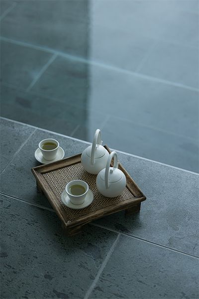 入浴時は季節に合ったお茶が提供され、温泉に浸かりながら味わうことが可能。
