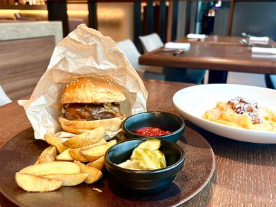 人気メニューのハンバーガーは、ストレスなく育った十勝産ハーブ牛のパテを、余市のウイスキーを使ったバーベキューソースで味付け。やわらかな肉質ながら脂っこさがなく、深いコクと強い旨味を存分に感じられると評判。