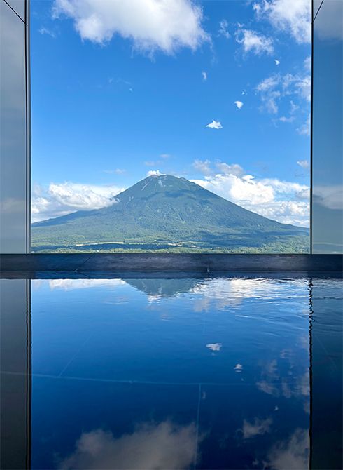 眼前に羊蹄山を望むインフィニティ温泉。豊かな緑に包まれる季節、羊蹄山は冬とはまた趣の異なる雄大な表情を見せる。