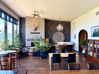 ホテル棟のラウンジはモダンで洗練されつつも、ぬくもりを感じる空間。左手の大きな窓からは、ブドウ畑や緑豊かな山々を見渡せる。
